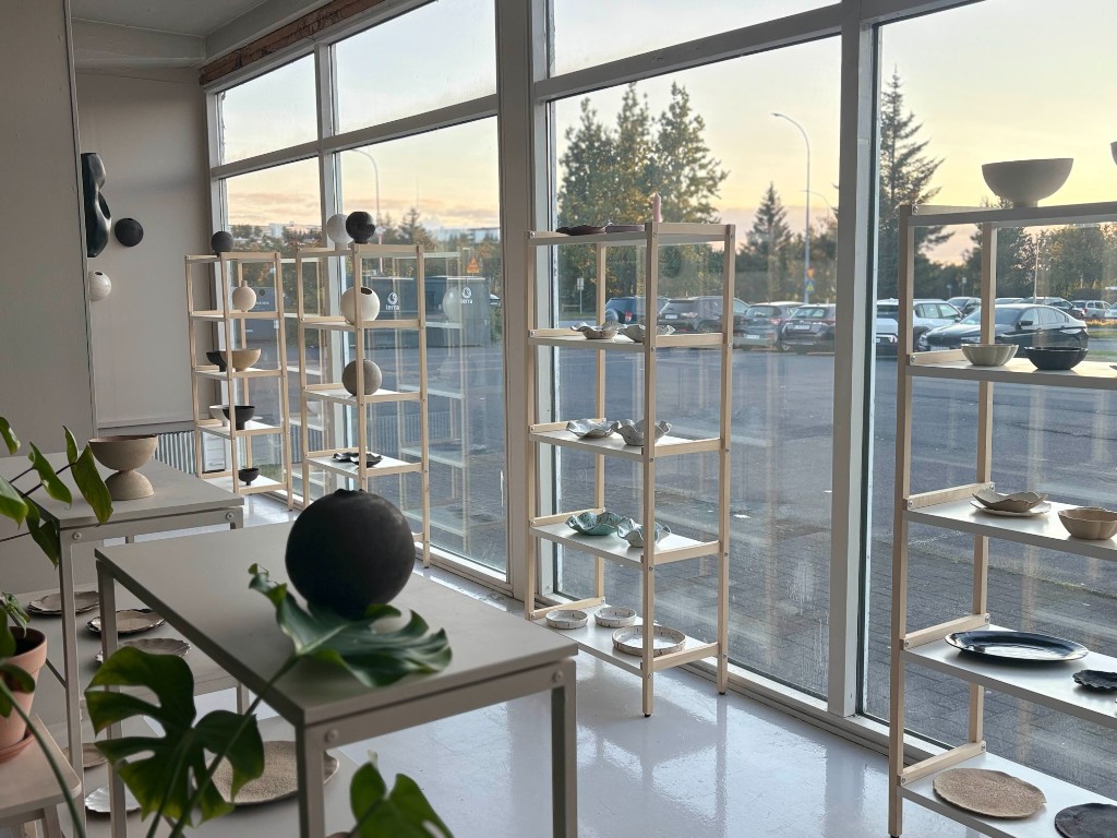 Inni á vinnustofu Mót Studio í Hraunbæ 102A í Reykjavík